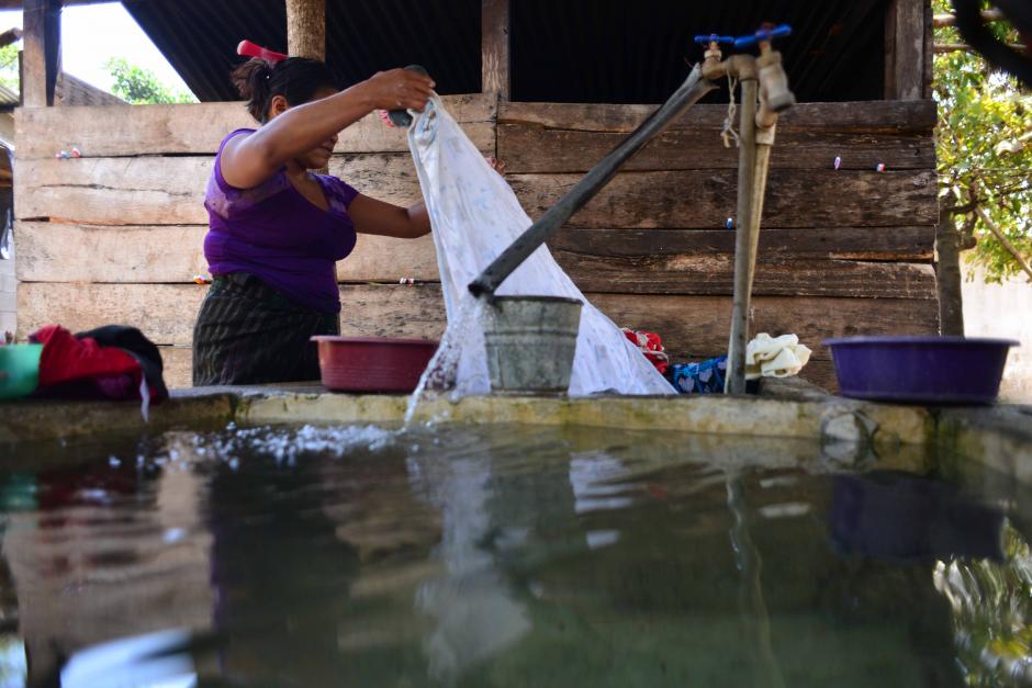 la aldea recibe agua que es parte conflicto